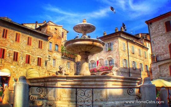 RomeCabs Assisi Tours from Rome - Piazza del Commune square