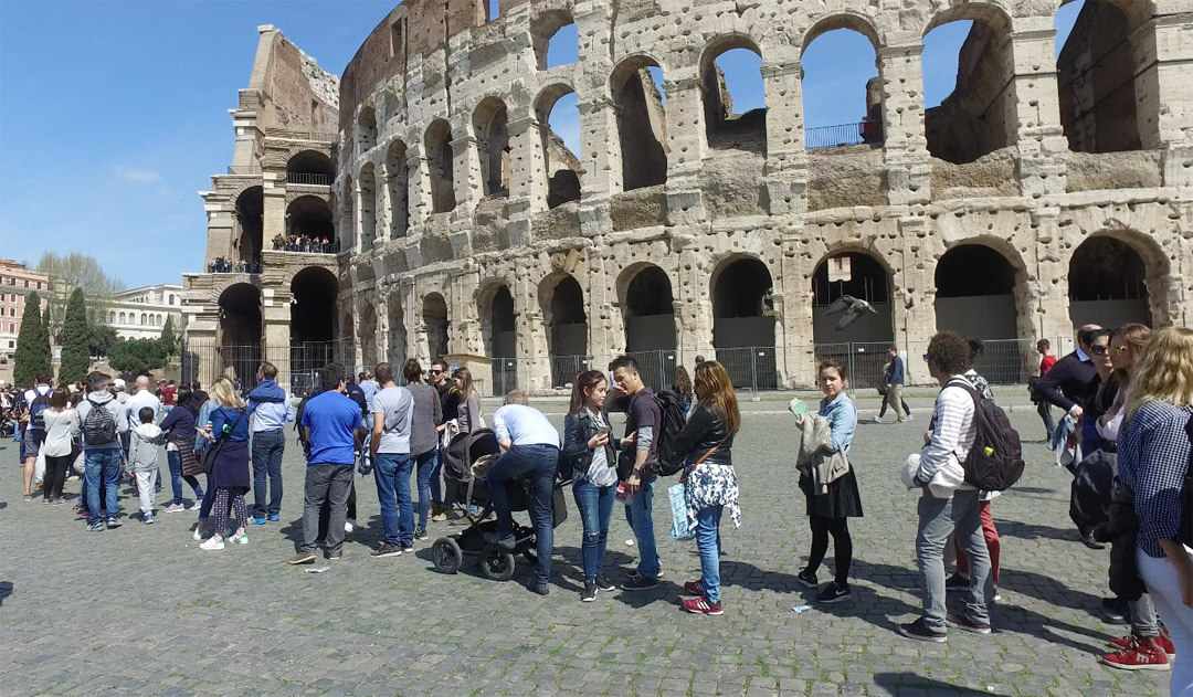 huge lines and crowds at the Colosseum