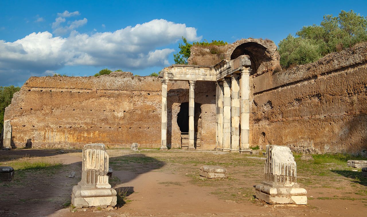 Hall with Doric Pillars Guide to visiting Hadrian's Villa Adriana day tours from Rome to Tivoli post cruise tours from Civitavecchia